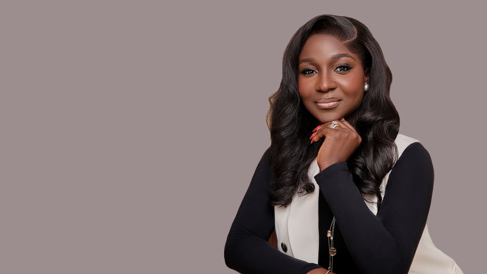 La'blinks model with luxurious wavy hair, ready to help you choose your perfect look